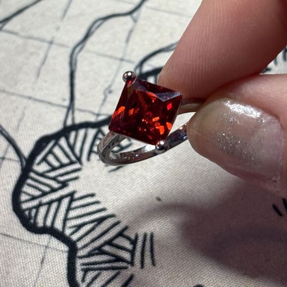 Silver Tone Red Stone Fashion Ring Size 7.5 - Picture 2 of 4